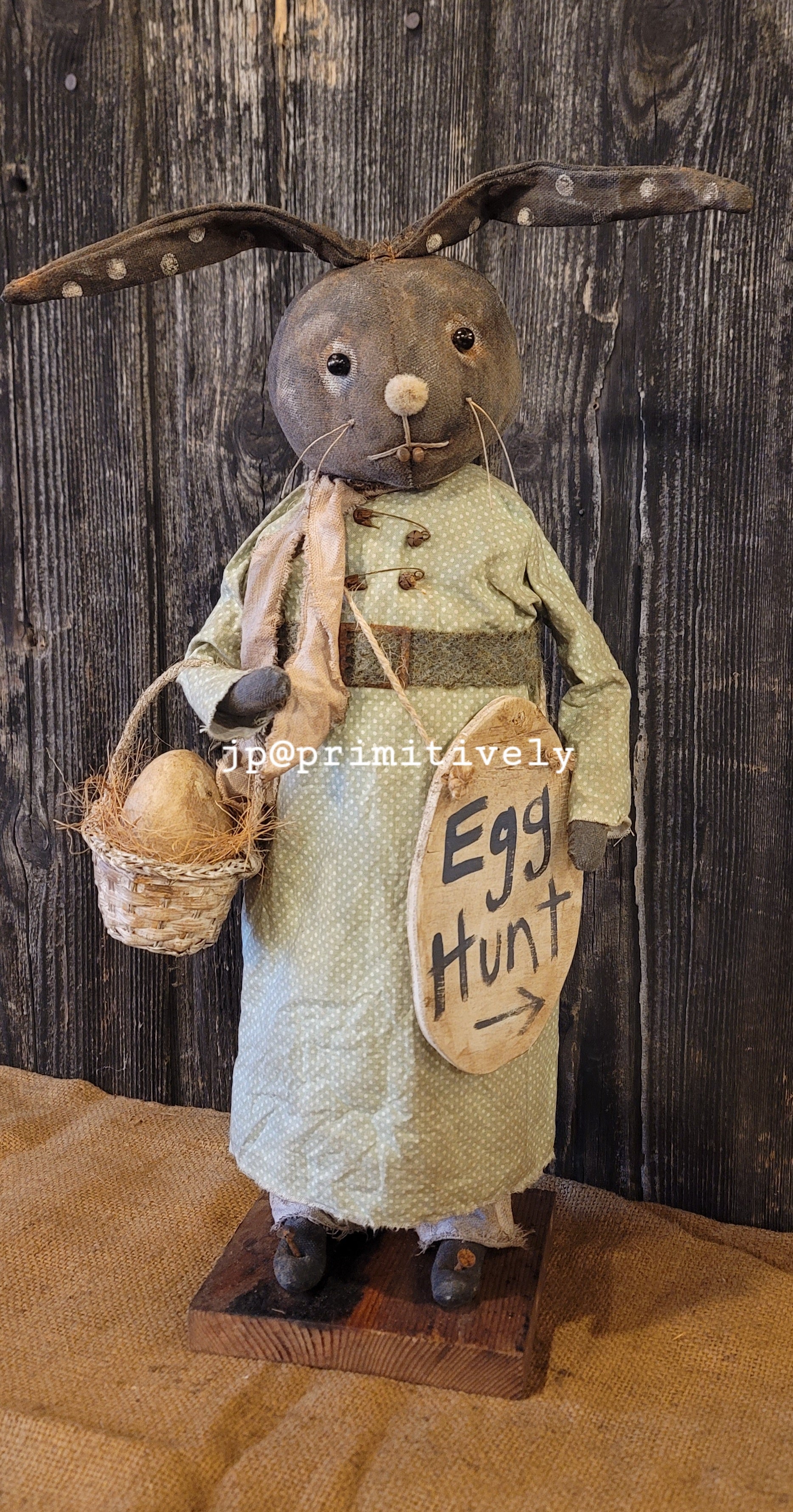 *Nora* Primitive Rabbit w egg basket and egg hunt sign – Primitively
